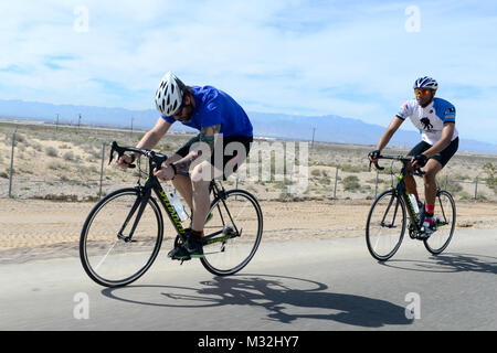 Air Force Studien radfahren Konkurrenten Fahrt in Richtung Ziellinie während der 2016 Air Force Studien an der Nellis Air Force Base, Nev, 24.02.27. Die Luftwaffe Versuche sind eine adaptive Sport Event konzipiert, die geistige und körperliche Wohl zu fördern ernsthaft verletzten, Kranken und Verletzten militärische Mitglieder und Veteranen. Mehr als 100 Verwundete, Kranke oder Verletzte service Männer und Frauen aus dem ganzen Land wird für einen Punkt auf die 2016 Krieger spiele Team, das die Luftwaffe an der US Military Academy in West Point im Juni stellen konkurrieren. (U.S. Air Force Foto: Staff Sgt. DeAndre Curtiss/Freigegeben) Stockfoto