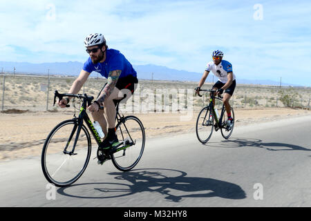 Air Force Studien radfahren Konkurrenten Fahrt in Richtung Ziellinie während der 2016 Air Force Studien an der Nellis Air Force Base, Nev, 24.02.27. Die Luftwaffe Versuche sind eine adaptive Sport Event konzipiert, die geistige und körperliche Wohl zu fördern ernsthaft verletzten, Kranken und Verletzten militärische Mitglieder und Veteranen. Mehr als 100 Verwundete, Kranke oder Verletzte service Männer und Frauen aus dem ganzen Land wird für einen Punkt auf die 2016 Krieger spiele Team, das die Luftwaffe an der US Military Academy in West Point im Juni stellen konkurrieren. (U.S. Air Force Foto: Staff Sgt. DeAndre Curtiss/Freigegeben) Stockfoto