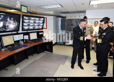 160229-N-IK 959-785 GREAT LAKES, Illinois (Feb. 29, 2016) Kapitän Douglas Pfeifle, kommandierender Offizier der Ausbildung Befehl Rekrutieren (RTC), zeigt Vice Adm. Jin-Sup Jung, der Republik Korea (ROK) Navy Commander der Naval Bildung und Ausbildung, ein PDA (persönlicher Datenassistent) im Master Control Room der größten Simulator die US Navy's, USS Trayer (BST 21), einen 210 m langen Zerstörer der Arleigh-Burke-Klasse Replik, wo die Rekruten durch Kampf Stationen, ein anstrengendes 12-Stunden Höhepunkt der Grundausbildung und der letzte Evolution Rekruten zu vollenden, bevor die Studenten gehen. (U. S. Navy Foto von Scott A.. Stockfoto