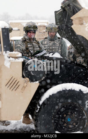 Soldaten, die in den 301 regionalen Support Group, führen präventive maintenaince Kontrollen in einem HUMVEE während des Kampfes Sustainment Unterstützung Übung 76-16-01 bei Joint Base Mc Guire-Dix - Lakehurst, New Jersey, 4. März 2016. (U.S. Armee Foto von Sgt. Christopher Bigelow/Freigegeben) 160304-A-PF 724-172 von 316 ESC Stockfoto