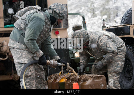 Spc Brian Bikar, (links) und SPC. Kaleb, Mitchell, (rechts) petrolium Versorgung Spezialisten mit den 957Th Quartermaster Firma (petrolium Versorgung), Befüllen des Dosen während des Kampfes Sustainment Unterstützung Excercise 78-16-01 bei Joint Base Mc Guire-Dix - Lakehurst, New Jersey, 4. März 2016. CSTX 78-16-01 ist ein US Army Reserve Übung an mehreren Standorten im ganzen Land zur Bekämpfung der Einheiten und Soldaten zu verbessern und die Fähigkeiten, die während einer Bereitstellung erforderlichen Sustain durchgeführt. (U.S. Armee Foto von Sgt. Christopher Bigelow/Freigegeben) 160304-A-PF 724-177 von 316 ESC Stockfoto