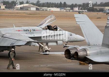 Marine Fighter Attack Squadron (Vmfa) 314, Marine Corps Air Station Iwakuni, Japan, Ankommen bei Komatsu Air Base, Japan, für die Komatsu Aviation Training Umzug übung März 7, 2016. Die ATR-Programm, in 2007 gegründet, ist als Ergebnis der Verteidigungspolitik Review Initiative der Betriebsbereitschaft von US-amerikanischen und japanischen Streitkräfte zu erhöhen, bilateralen Interoperabilität zu verbessern und die Lärmbelästigung verringern. (U.S. Marine Corps Foto von Cpl. Nicole Zurbrugg/Freigegeben) US-Marines Verhalten Aviation Training Umzug Übung in Japan von # FIRMA PACOM Stockfoto