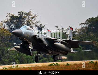 Eine F-15 Eagle, von 67Th Kampf Squadron, Kadena Air Base, Japan, Länder während der Übung bewältigen Tiger 16, auf Korat Royal Thai Air Force Base, Thailand, 11. März 2016. Übung bewältigen Tiger 16 umfasst über 1.200 Mitarbeiter aus drei Ländern und setzt das Wachstum der Starken, interoperable und vorteilhaften Beziehungen in der asiatisch-pazifischen Region, demonstriert den US-Fähigkeit, Kräfte strategisch in einer kombinierten, gemeinsame Umwelt Projekt. (U.S. Air Force Foto von Tech Sgt. Aaron Oelrich/Freigegeben) Übung bewältigen Tiger Unterwegs in Thailand von # FIRMA PACOM Stockfoto