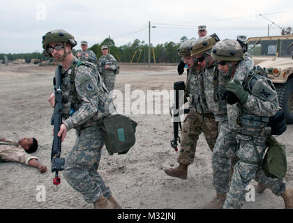 Armee Reservisten Beteiligten im Kampf Sustainment Unterstützung Übung 78-16-01 Escort ein Unfall während eines simulierten Einlasskontrolle Angriff bei Joint Base Mc Guire-Dix - Lakehurst, 12. März 2016. (U.S. Armee Foto von Sgt. Christopher Bigelow/Freigegeben) 160312-A-PF 724-003 von 316 ESC Stockfoto