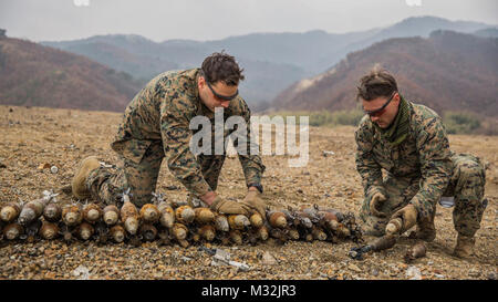 Us-Marines Gunnery Sgt. Jordan Torcello und Staff Sgt. Zachary Rubemeyer, Beseitigung von Explosivstoffen Techniker mit dem 13 Marine Expeditionary Unit, legen undetonated Ordnance für eine kontrollierte Sprengung während der Übung Ssang Yong 16 auf Suseongri live - Feuer, Pohang, Korea, 13. März 2016. Ssang Yong ist eine Biennale kombiniert amphibische Übung durch US-Streitkräfte mit der Republik Korea Navy und Marine Corps, der Australischen Armee und Royal New Zealand Armee durchgeführt, um die Interoperabilität zu stärken und die Zusammenarbeit in einem breiten Spektrum von militärischen Operationen. Uns M Stockfoto