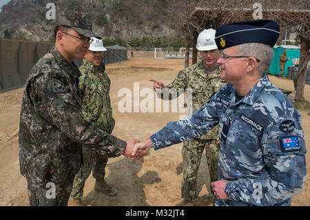 160314-N-HA 376-099 BUSAN, Republik Korea (14. März 2016) Royal Australian Air Force Air Commodore Anthony McCormack, U.S. Naval Forces Korea zugeordnet, grüßt Republik Korea (ROK) Cmdr. Lee, Young Suk bei einer Tour durch eine gemeinsame USA und ROK-Baustelle während der Übung Fohlen Adler 2016. McCormack gestoppt durch den Standort der verschiedenen expeditionary Einrichtungen, die von der U.S. Navy und ROK Seabees während der Übung gebaut zu sehen. Fohlen Eagle ist eine jährliche, bilateralen Training konzipiert, der die Bereitschaft der USA und ROK Kräfte zu erhöhen, und ihre Fähigkeit, gemeinsam während einer Krise zu arbeiten. (U.S. N Stockfoto