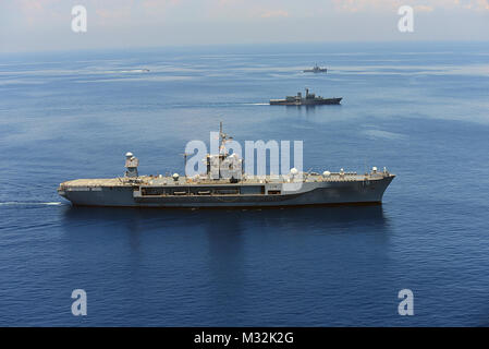 160331-N-NM 917-377 INDISCHER OZEAN (31. März 2016) Die USA 7 Flotte Flaggschiff USS Blue Ridge (LCC 19), Manöver in Formation mit Sri Lankan Navy, medium Endurance cutter Sayura (620) und offshore Patrol vessel Samudura (621), Abfahrt Colombo, Sri Lanka. Blue Ridge ist derzeit auf Patrouille in der Siebten Flotte, der Stärkung und Förderung der Beziehungen innerhalb der Indo-Asia - Pazifik. (U.S. Marine Foto von Mass Communication Specialist 3. Klasse Jordanien KirkJohnson/freigegeben) USS Blue Ridge neben Sri Lankan Navy Schiffe von # FIRMA PACOM Stockfoto