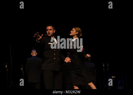 YORK, PA (1. April 2016) Musiker 1. Klasse Robert Kurth und Chelsi Ervien, Mitglieder der United States Navy Band Sea Chanters Chorus, führen Sie ein Duett an der Pullo Zentrum in York, PA Die Sea Chanters sind auf einer 22-tägigen Reise durch den Nordosten der Vereinigten Staaten. (U.S. Marine Foto von Chief Musiker Melissa Bischof/Freigegeben) 160401-N-NW 255-044 von United States Navy Band Stockfoto