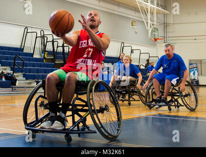 Arthur Zingler, ein Krieger sich Teilnehmer, versucht, ein Lay-up aus eine schnelle Pause während einer Rollstuhl basketball Session in der adaptive Sport Camp in Eglin Air Force Base, Fla., April 4. Die Basis ist Gastgeber der Woche - lange Wunde Krieger VORSICHT Falle, die Verwundeten, Kranken und Verletzten militärische Mitglieder durch spezifische per Hand auf rehabilitative Training. (U.S. Air Force Foto/Samuel King Jr.) 160404-F-OC 707-352 durch Luftwaffe verwundete Krieger Stockfoto