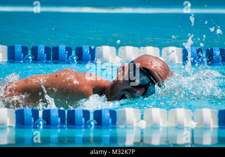 Arthur Zingler, ein Krieger sich Teilnehmer, findet in einem Atemzug während einer morgendlichen Schwimmen Sitzung auf der adaptive Sport Camp in Eglin Air Force Base, Fla., April 5. Die Basis ist Gastgeber der Woche - lange Wunde Krieger Vorsicht Falle, die Verwundeten, Kranken und Verletzten militärische Mitglieder durch spezifische per Hand auf rehabilitative Training. (U.S. Air Force Foto/Samuel King Jr.) 160405-F-OC 707-509 durch Luftwaffe verwundete Krieger Stockfoto