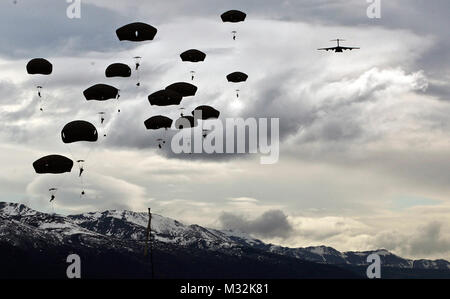 Us-Armee Fallschirmjäger mit 2Nd Battalion (Airborne), 377 Field Artillery, 4 Infantry Brigade Combat Team (Airborne), 25 Infanterie Division in einem Betrieb auf malemute Drop Zone, Joint Base Elemendorf-Richardson, Alaska, 5. April 2016 teilnehmen. (U.S. Armee Foto: Staff Sgt. Brian Ragin) US Army Airborne Fallschirmjäger Führen Operationen über Alaska von # FIRMA PACOM Stockfoto