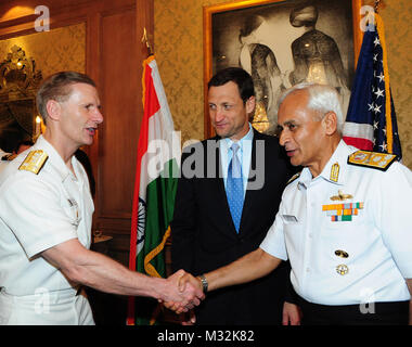 160404-N-IE 405-575 Mumbai, Indien (4. April 2016) Commander, U.S. 7 Flotte Vice Adm. Joseph Aucoin dank Flag Officer Kommandierenden-in-Chief von Mumbai mit Sitz Western Naval Command Vice Adm. Sunil Lamba und Generalkonsul der Vereinigten Staaten Thomas Vajda für Indiens Gastfreundschaft begrüßen US-Segler zu einem Empfang im Taj Mahal Palace Hotel statt. 7. US-Flotte Flaggschiff USS Blue Ridge ist derzeit auf Patrouille im Indo-Asia - Pazifik, der Partnerschaften für Sicherheit und Stabilität in der Region zu errichten. (U.S. Marine Foto von Mass Communication Specialist 2. Klasse Indra Bosk Stockfoto