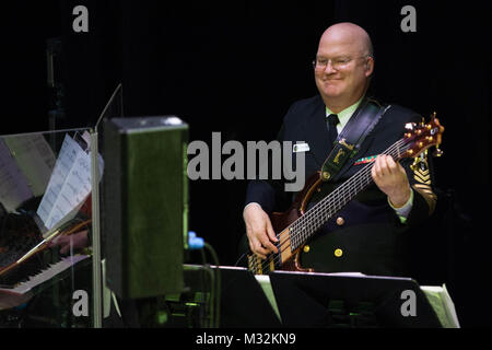 RUTLAND, VT (12. April 2016) der Master Chief Musiker Randy Mattson führt auf E-Bass als Bestandteil der Sea Chanters" Rhythmusgruppe. Die Sea Chanters sind auf einer 22-tägigen Reise durch den Nordosten der Vereinigten Staaten. (U.S. Marine Foto durch Musiker 1. Klasse Sarah Blecker/Freigegeben) 160412-N-WV 624-217 von United States Navy Band Stockfoto