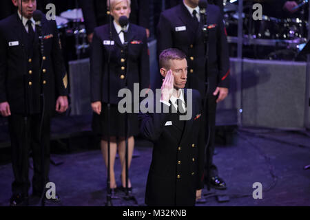 RUTLAND, VT (12. April 2016) Associate Soldaten Dirigent, Musiker 1. Klasse Adam Whitman begrüßt Veteranen im Publikum während der 'Armed Services Medley." Die Sea Chanters sind auf einer 22-tägigen Reise durch den Nordosten der Vereinigten Staaten. (U.S. Marine Foto durch Musiker 1. Klasse Sarah Blecker/Freigegeben) 160412-N-WV 624-247 von United States Navy Band Stockfoto