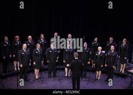 RUTLAND, VT (12. April 2016) Die US-Marine Band Sea Chanters chorus führt "Lass es sein, Frieden auf Erden" bei ihrem Konzert im Paramount Theater. Die Sea Chanters sind auf einer 22-tägigen Reise durch den Nordosten der Vereinigten Staaten. (U.S. Marine Foto durch Musiker 1. Klasse Sarah Blecker/Freigegeben) 160412-N-WV 624-252 von United States Navy Band Stockfoto