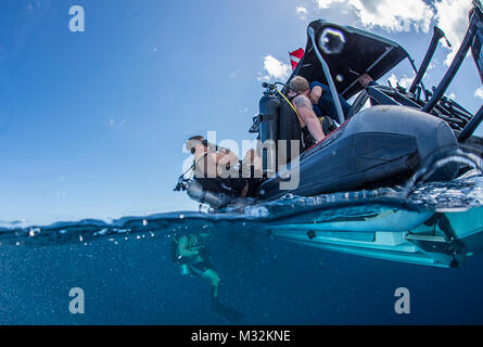 160413 - N - auf 977-021 Santa Rita, Guam (13. April 2016) Leutnant Ryan Schnee, für die Beseitigung von Explosivstoffen Mobile Einheit (EODMU) 5, bereitet das Wasser bei einer gemeinsamen tauchen Übung mit Sri Lanka navy Personal in der Apra Harbor vor der Küste von Guam eingeben. EODMU 5 Seeleute, und Sri Lanka navy Taucher Taube auf die Tokai Maru, eine versunkene WWII japanischen Frachter als Teil einer koordinierten Bemühung von Commander, Task Force (CTF) 75 U.S.- und ausländische Beziehungen zu stärken. (U.S. Marine bekämpfen Kamera Foto von Mass Communication Specialist 3. Klasse Alfred A. Coffield/Freigegeben) USA und Sri Lanka Navy P Stockfoto