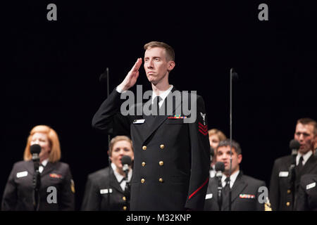 GLASTONBURY, CT (13. April 2016) Musiker 1. Klasse Adam Whitman begrüßt Veteranen während der "bewaffneten Dienst Medley." Die Sea Chanters sind auf einer 22-tägigen Reise durch den Nordosten der Vereinigten Staaten. (U.S. Marine Foto durch Musiker 1. Klasse Sarah Blecker/Freigegeben) 160413-N-WV 624-248 von United States Navy Band Stockfoto