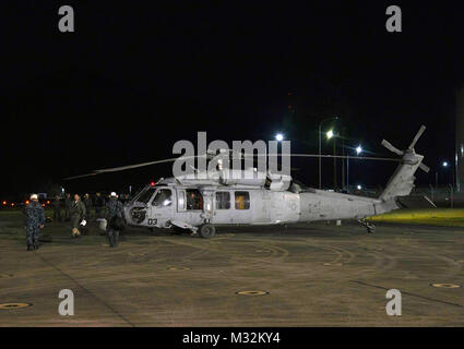 SASEBO, Japan (18. April 2016) amphibischer Angriff Schiff USS Bonhomme Richard (LHD-6) Personal darauf vorbereiten, an Bord einen Hubschrauber Meer bekämpfen Squadron (HSC) 25 MH-60 Seahawk Hubschrauber an Commander U.S. Flotte Aktivitäten Sasebo 18. April 2016 beginnen. Der Hubschrauber aufgetankt und Personal gerne bei MV-22 Osprey Operationen aus dem Gefäß zur Unterstützung von Kumamoto Erdbeben Katastrophenhilfe für Japan Maritime Self-Defense Force Hubschrauber Zerstörer JS Hyuga (DDH 181) gebunden in Angriff genommen. Auf Antrag der japanischen Regierung ist US-Truppen in Japan Luftbrücke japanische Self-Defe unterstützen Stockfoto