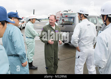 Tech. Sgt. David Jacobs, 459Th Airlift Squadron UH-1N Flugingenieur, führt ein Briefing mit Mitarbeitern von Tachikawa Stadt, Fussa Stadt und Mizuho Stadt vor dem Laden simulierten Hilfsgüter in eine UH-1N Tick an Yokota Air Base, Japan, August 30, 2014. Yokota Flieger waren die Teilnahme an der jährlichen Tokyo Metropolitan Government umfassende Disaster Management Bohren. (U.S. Air Force Foto von Osakabe Yasuo/Freigegeben) US-Militär beteiligt sich an der Tokyo Metropolitan Area Disaster Management Bohrmaschine durch # FIRMA PACOM Stockfoto