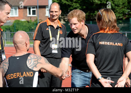 140908-N-PW 494-783 LONDON (8. September 2014) Der britische Prinz Harry grüßt Konkurrenten aus den Niederlanden und beobachten Sie den letzten Trainingseinheiten vor dem Start der 2014 Invictus Games. Invictus Games ist ein internationaler Wettbewerb, die zusammen bringt Verwundete, Verletzte und Kranke service Mitglieder im Geist der freundliche athletische Konkurrenz. Amerikanische Soldaten, Matrosen, Flieger und Marines sind Vertreter der Vereinigten Staaten in den Wettbewerb, die in London stattfindet, England vom 10. bis 14. September 2014. (U.S. Marine Foto von Mass Communication Specialist 2. Klasse Joshua D. Sheppard Stockfoto