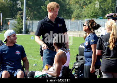 140908-N-PW 494-885 LONDON (8. September 2014) Der britische Prinz Harry grüßt Konkurrenten aus den Vereinigten Staaten unter Beachtung der letzten Trainingseinheiten vor dem Start der 2014 Invictus Games. Invictus Games ist ein internationaler Wettbewerb, die zusammen bringt Verwundete, Verletzte und Kranke service Mitglieder im Geist der freundliche athletische Konkurrenz. Amerikanische Soldaten, Matrosen, Flieger und Marines sind Vertreter der Vereinigten Staaten in den Wettbewerb, die in London stattfindet, England vom 10. bis 14. September 2014. (U.S. Marine Foto von Mass Communication Specialist 2. Klasse Sheppa Joshua D. Stockfoto