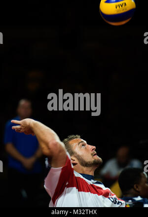 Im Ruhestand US Navy Hospital Corpsman 2. Klasse Max Rohn übt seine dienen während der Sitzung Volleyball Teil 2014 Spiele in London Invictus, Kupfer-Box Arena, England, 14. September 2014. Prinz Harry wurde Gefahren, um die Veranstaltung an einem internationalen Publikum nach seinem inspirierenden Besuch der Krieger Spiele in Colorado im Jahr 2013 zu bringen. Die Veranstaltung in London wird für die erste Zeit Soldatinnen und Soldaten – servieren und Veteran – aus 14 Nationen zusammenbringen. Invictus Games wird die Opfer, die diese Männer und Frauen gemacht, die ihr Land und ihre unermüdliche Fahrt zum Overco im Rampenlicht Stockfoto