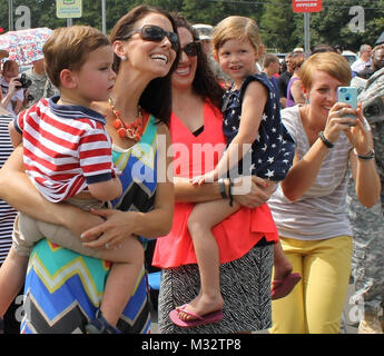 Familie, Freunde und Kollegen versammelt Home 200 Georgien Wachposten mit der 48th Infantry Brigade Combat Team aus Afghanistan Dienstag, Sept. 16 in Macon, GA. Die 48 IBCT einige der größten und komplexesten Transfers von Installationen in Afghanistan Datum während Ihres 9-monatigen Einsatz durchgeführt. (Georgien Army National Guard Foto von Maj wird Cox) Warten auf ihre Soldaten durch Georgien National Guard Stockfoto