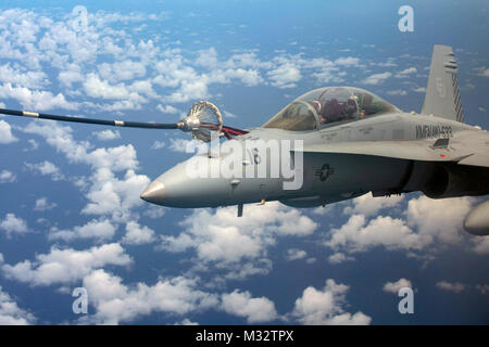 Ein U.S. Marine Corps FA-18 Hornet mit Marine All-Weather Fighter Attack Squadron 533, 2 Marine Flugzeugflügel, tankt in Luft, Sept. 17, 2014 während der Übung Valiant Shield 14. Valiant Shield 14 ist eine zweijährige US-Streitkräfte nur Übung mit Schwerpunkt auf Einschalten auf See, an Land und im Cyberspace als Reaktion auf eine Reihe von Einsatzgebieten. (U.S. Marine Corps Foto von MCIPAC bekämpfen Kamera Lance Cpl. Hernan Vidana/Freigegeben) Hornissen in Vaillant Schild fliegen von # FIRMA PACOM Stockfoto
