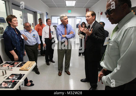 140925-N-HW 977-647 NORCO, Calif (Sept. 25, 2014) Mitglieder der Gouverneur militärischen Rat, einschließlich der Abgeordneten Ellen Tauscher, Stuhl, Links, assemblymember Rocky Chavez, 76th Versammlung Bezirk Marine Corps und pensionierten Oberst, Daniel Oliver, pensionierter Navy Admiral Edward Hanlon, Jr., pensionierter Marine Corps Generalleutnant, und Anthony Jackson, pensionierter Marine Corps Major General, weit Recht, hören, wie Michael Wheeler, Marine Gage und Standards Lab Manager, zweiter von rechts, beschreibt die Arbeit seiner Abteilung führt während der Tour am Naval Surface Warfare Center (NSWC), Corona Division. Purpos Stockfoto