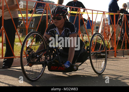 Air Force Athlet Sarah Evans beginnt ein Radfahren Wettbewerb in Fort Carson, Colorado, Sept. 29, 2014. Der Krieger Spiele besteht von Athleten aus der ganzen Departement für Verteidigung, die in der paralympischen Stil Veranstaltungen für Ihre jeweiligen militärischen Zweig konkurrieren. Das Ziel des Games ist es, das grenzenlose Potential der Krieger durch Leistungssport markieren. (U.S. Air Force foto Tim Chacon) 140929-F-PD 696-289 durch Luftwaffe verwundete Krieger Stockfoto