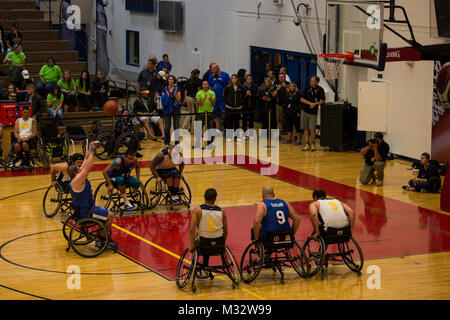 Us Air Force Athlet Darryl Dutton schießt einen Freiwurf September 29, 2014 Olympic Training Center in Colorado Springs, Colorado. Der Krieger Spiele besteht von Athleten aus der ganzen Departement für Verteidigung, die in der paralympischen Stil Veranstaltungen für Ihre jeweiligen militärischen Zweig konkurrieren. Das Ziel des Games ist es, das grenzenlose Potential der Krieger durch Leistungssport markieren. (U.S. Air Force Foto von Airman 1st Class Taylor Königin) 140929-F-SP 601-348 durch Luftwaffe verwundete Krieger Stockfoto