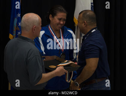 Air Force Athlet Sarah Evans erhält die silberne Medaille für Schwimmen an der 2014 Krieger Spiele, USA Olympic Training Center, Colorado Springs, Colorado, Sept. 30. Der Krieger Spiele besteht von Athleten aus der ganzen Departement für Verteidigung, die in der paralympischen Stil Veranstaltungen für Ihre jeweiligen militärischen Zweig konkurrieren. Das Ziel des Games ist es, das grenzenlose Potential der Krieger durch Leistungssport markieren. (U.S. Air Force Foto von älteren Flieger Justyn M. Freeman/Freigegeben) 140930-F-RN 544-1260 durch Luftwaffe verwundete Krieger Stockfoto