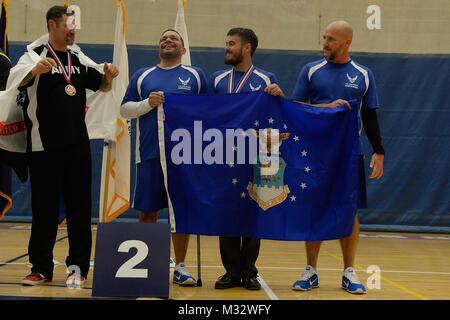 Die Air Force Bogenschießen Team erhalten die Silbermedaille im 2014 Krieger Spiele in den USA Olympic Training Center, Colorado Springs, Colorado, Oktober 1, 2014. Der Krieger Spiele besteht von Athleten aus der ganzen Departement für Verteidigung, die in der paralympischen Stil Veranstaltungen für Ihre jeweiligen militärischen Zweig konkurrieren. Das Ziel des Games ist es, das grenzenlose Potential der Krieger durch Leistungssport markieren. (U.S. Air Force foto Tim Chacon)141001-F-PD 696-343 durch Luftwaffe verwundete Krieger Stockfoto