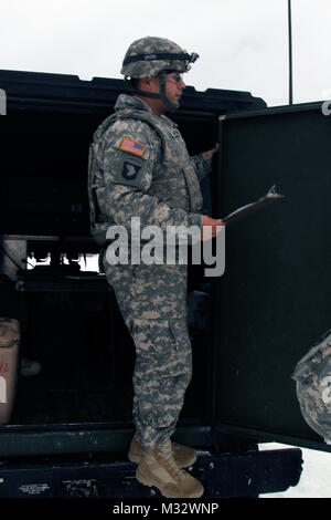 Sgt. Michael Martinez, ein Radio Transmission Operator mit C. Co., 3rd-Bataillon, 21 Infanterie Regiment, ruft der Brand Mission vom 2 Battalion, 14th Field Artillery Regiment Yukon, Alaska, 13. Oktober 2014. Bataillone zum ersten Mal seit der Rückkehr aus Afghanistan vor zwei Jahren ihre Kanonen abgefeuert, als Feuerwehr und absolvierte alle Feuer Missionen digital anstatt mit Sprachbefehlen. IMG 8192 durch 1 Stryker Brigade Combat Team arktische Wölfe Stockfoto