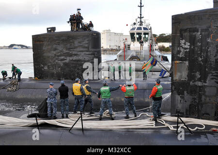 140110-N-MF 277-047 Yokosuka, Japan (Jan. 10, 2014) Mitglieder der Besatzung der Los Angeles-Klasse, Schnell-Angriffs-U-Boot USS Tucson (SSN770) eine wurfleine an Besatzungsmitglieder an Bord der Los Angeles werfen - Klasse an U-Boot USS City of Corpus Christi (SSN705), wie sie bei Commander, Flotte Aktivitäten Yokosuka für einen Hafen besuchen Sie als Teil der Tucson's Routine, um die Bereitstellung zu der westlichen pazifischen Region ankommen. (U.S. Marine Foto von Mass Communication Specialist 2. Klasse Sebastian McCormack/Freigegeben) USS Tucson kommt an Yokosuka durch # FIRMA PACOM Stockfoto