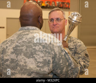 Soldaten der 145 Army Band, Oklahoma National Guard nehmen teil an einer Änderung des Befehls Zeremonie in Oklahoma City, 31.01.12. (US Army Foto von Sgt. Anthony Jones, 145 Mobile Public Affairs Loslösung) 120114-Z-RH 707-039 durch Oklahoma National Guard Stockfoto