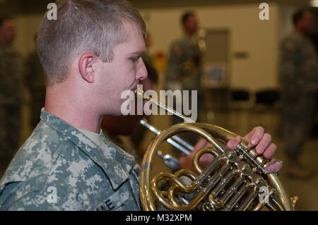 Soldaten der 145 Army Band, Oklahoma National Guard nehmen teil an einer Änderung des Befehls Zeremonie in Oklahoma City, 31.01.12. (US Army Foto von Sgt. Anthony Jones, 145 Mobile Public Affairs Loslösung) 120114-Z-RH 707-067 durch Oklahoma National Guard Stockfoto