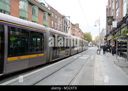 Die Luas, ein Licht rapid transit Fahrzeug in der Innenstadt von Dublin, Irland Stockfoto