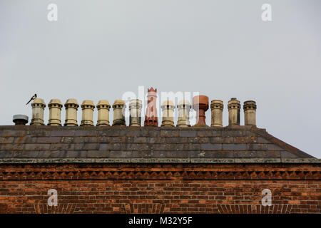 Eine Reihe von Schornsteintöpfen auf einem Gebäude in Dublin, Irland Stockfoto