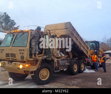 GREENSBURG, LA - Louisiana nationalen Scots Guards SPC. Brock Cavin von Lafayette, La., mit der 1020Th Ingenieur Unternehmen, dumps Salz in eine dotd Frontlader zur Unterstützung der Wintersturm Leon. Louisiana Guard Teams wurden mit dem Koordinieren DOTD und Ausführung von Missionen der Entfrostung und der Einstufung in die Hammond, Lafayette und New Orleans, um die Bürger von Louisiana zu dem besten Support. (U.S. Army National Guard Foto von Sgt. Joshua Owens, Louisiana National Guard) 140129-Z-XX 999-002 durch Louisiana National Guard Stockfoto