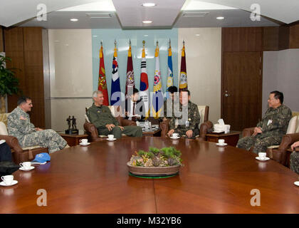 140210-A-WQ 644-0008 Seoul, Korea (10. Februar 2014) - US Pacific Commander Admiral Samuel J. Locklear sitzt mit ROK militärischen Vorsitzende des Generalstabs (JCS), ADM Choi Yoon-hee, usfk Befehlshaber, General Curtis Scaparrotti und andere ROK-US-Staats- und Regierungschefs bekräftigen, dass die ROK-US-Allianz bleibt zu Frieden und Wohlstand auf dem Koran Halbinsel verpflichtet. (Foto durch Armee SGT Sabrina Schwarz, US Pacific Command Public Affairs) ADM Samuel Locklear erfüllt mit ADM Choi Yoon-hee von # FIRMA PACOM Stockfoto