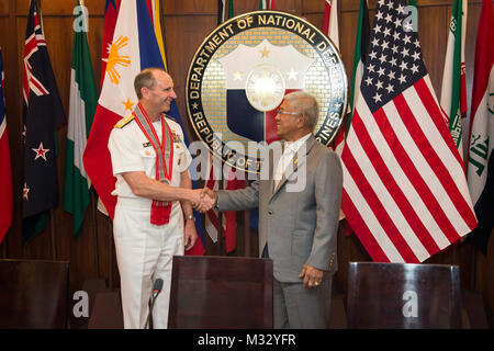 140213-N-WL 435-334 MANILA, Philippinen (Feb. 13, 2014) Leiter der Naval Operations (CNO) Adm. Jonathan Greenert Gazmin erfüllt mit Voltaire, der Philippinischen Staatssekretär für Verteidigung, für ein Büro an das Verteidigungsministerium Hauptquartier. Greenert besucht die Philippinen mit hochrangigen militärischen und zivilen Führer zu engagieren, sprechen Sie mit Studenten der National Defence College von den Philippinen und in Bezug auf die Service Mitglieder zahlen im Manila American Cemetery und Denkmal zu ruhen. (U.S. Marine Foto von Chief Massenkommunikation Spezialist Peter D. Lawlor/Freigegeben) Chef der Naval Operations Stockfoto