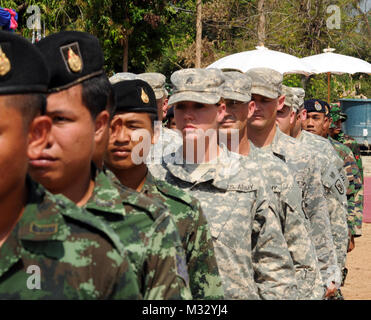 Mitglieder der Royal Thai Army, Singapur Streitkräfte, Malaysischen Streitkräften und der U.S. Army und Air Force in Formation während einer Feierstunde Feb.19 bei Ban Sa la Kai Fub Schule als Teil der Übung Cobra Gold 2014 in der Provinz Sukhothai, Königreich Thailand. Die Schule veranstaltet ein Engineering- und civic Hilfe Projekt während der Übung Cobra Gold 2014, einer multinationalen Übung, der regionalen Partnerschaft, Wohlstand und Sicherheit in der Asien-Pazifik-Region fördert. Das Projekt hat die Zusammenarbeit von Mitgliedern der Thailändischen Armee gesehen, Singapur Streitkräfte, Malaysischen Streitkräften, eine Stockfoto