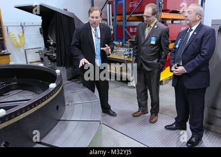 140218-N-HW 977-212 NORCO, Calif (Feb. 18, 2014) Mike Wheeler, Marine Gage und Standards Laboratory Manager, Links, beschreibt die Arbeit seines Lab zu Jeff Stein, Riverside County dritten Bezirk Supervisor, und Johannes Tavaglione, zweiten Bezirk Supervisor, während ihres Besuchs in Naval Surface Warfare Center (NSWC), Corona Division. Kapitän Eric Ver Hage, NSWC von Corona kommandierenden Offizier, unterrichtete Riverside County Beamte auf einzigartige Rolle NSWC von Corona als unabhängige Bewertung der Agent des Marine und erheblichen wirtschaftlichen Beitrag für die Region. Ver Hage diskutiert auch Pläne, Material und Dienstleistungen für lokale kaufen Stockfoto