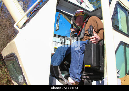 Dennis Barnes, master Kranführer auf das Korps Schiff Elizabeth, Manöver der 112-Fuß-Kran März 11, 2014, bis zu Schaufel entfernen und Unterholz, Äste und kontrollierte Downing gefährlicher, schiefen Bäume, dass die sichere und effiziente Navigation entlang der 33 km langen Strecke entlang der Dismal Swamp Canal behindern könnte. Das gesamte Material wird verwendet, um zu verstärken und die Ufer des Kanals zu stabilisieren. Am 30. März 1929, die US-Bundesregierung kaufte die Dismal Swamp Kanal für $ 500.000, nach einer langen Periode der Vernachlässigung und der allgemeine Verfall durch Privateigentum, durch Fortschritte in der Modi der Tra verschlechtert Stockfoto