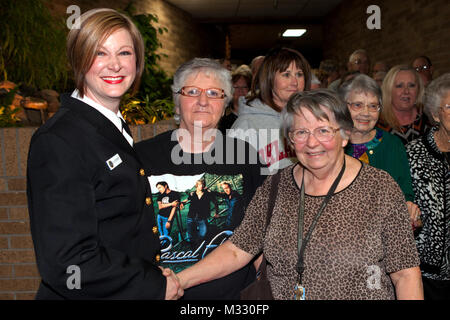 140313-N-BZ 083-093 ALTUS, Okla. (13. März 2014) Musiker 1. Klasse Jennifer Stothoff grüßt die Frau von Bill Matherly, ein ehemaliger Seemann, die Sea Chanters 1958 beigetreten. Die Sea Chanters mit Sitz in Washington und von Chief Musiker Adam Tyler geführt, sind derzeit auf eine 18-tägige Tour von sechs Staaten. Eine der primären Aufgaben der Band, National Tours Bewusstsein für die Marine in den Plätzen, die die Marine nicht bei der Arbeit regelmäßig sehen. (U.S. Marine Foto durch Musiker 1. Klasse William Edwards/Freigegeben) 140313-N-BZ 083-093 von United States Navy Band Stockfoto