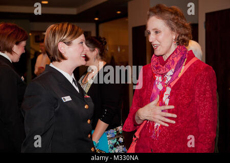 140319-N-BZ 083-071 LITTLE ROCK, Arche. (19. März 2014) Musiker 1. Klasse Jennifer Stothoff Gespräche mit einem Zuschauer nach einer Leistung an der Trinity United Methodist Church. Die Sea Chanters mit Sitz in Washington und von Chief Musiker Adam Tyler geführt, sind derzeit auf eine 18-tägige Tour von sechs Staaten. Eine der primären Aufgaben der Band, National Tours Bewusstsein für die Marine in den Plätzen, die die Marine nicht bei der Arbeit regelmäßig sehen. (U.S. Marine Foto durch Musiker 1. Klasse William Edwards/Freigegeben) 140319-N-BZ 083-071 von United States Navy Band Stockfoto