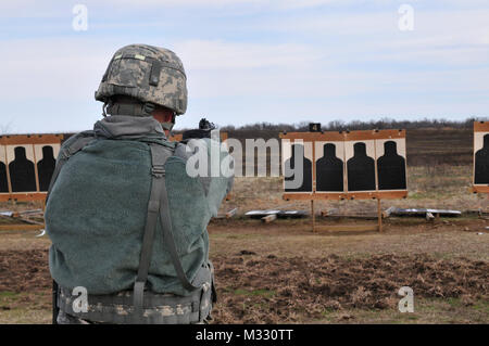 Soldaten und Piloten an der Sergeants" großen Matches am 23. März im Camp Gruber Training Website in der Nähe von Farmington. (U.S. Armee Foto von Sgt. 1. Klasse Darren D. Heusel, Joint Forces Headquarters Public Affairs) Sergeants u2019 wichtige Matches 185 durch Oklahoma National Guard Stockfoto