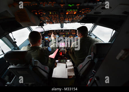 140401-N-VD 564-054 Perth, Australien (April 1, 2014) Lt. j.g. Nick Horton, Links, und Lieutenant Clayton Hunt, naval Aviators zugeordnet zu patrouillieren Squadron (VP) 16, Preflight Checks im Flug Station einer P-8A Poseidon durchführen, bevor eine Mission im Such- und Rettungsmaßnahmen für Malaysia Airlines Flug MH370 zu unterstützen. VP-16 ist in den USA der 7. Flotte der Verantwortung für Sicherheit und Stabilität in der Indo-Asia-Pazifik eingesetzt. (U.S. Marine Foto von Chief Mass Communication Manager Keith DeVinney/Freigegeben) Patrol SQ6 durchführen, Preflight Checks durch # FIRMA PACOM Stockfoto