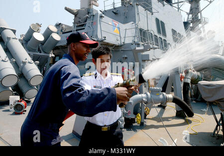 140410-N-YU 572-094 Da Nang, Vietnam (10. April 2014) Schäden Controlman 3. Klasse Endalk Hailu demonstriert Schlauch Umgang mit Techniken, die ein Mitglied des vietnamesischen Volkes der Marine an Bord der Arleigh-Burke-Klasse geführte Anti-raketen-Zerstörer USS John S. McCain (DDG56) während der Naval Engagement Aktivität Vietnam. Etwa 400 US Navy Segler und zivilen Seemänner an dem Engagement. (U.S Navy Foto von Mass Communication Specialist 1. Klasse Jay C. Pugh/Freigegeben) Zeigt den Umgang mit Techniken, die ein Mitglied des vietnamesischen Volkes der Marine von # FIRMA PACOM Stockfoto